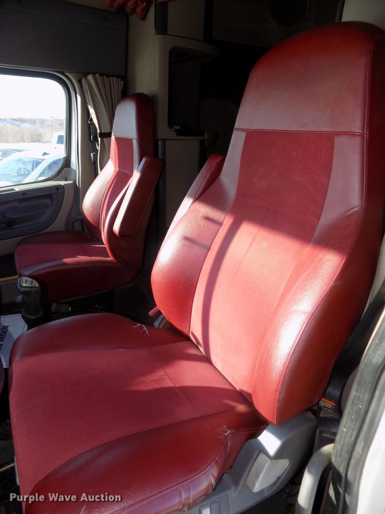 image for item DG2501 2013 Freightliner Cascadia semi truck