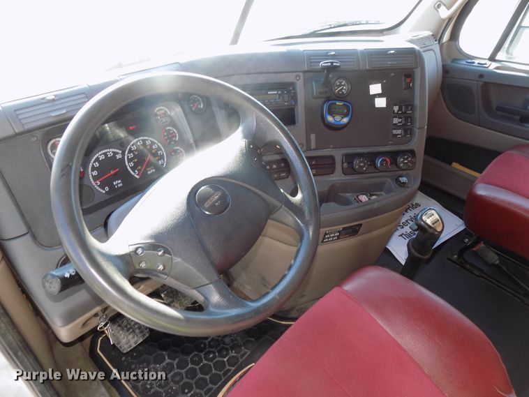 image for item DG2501 2013 Freightliner Cascadia semi truck