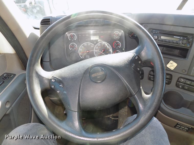 image for item DG2501 2013 Freightliner Cascadia semi truck