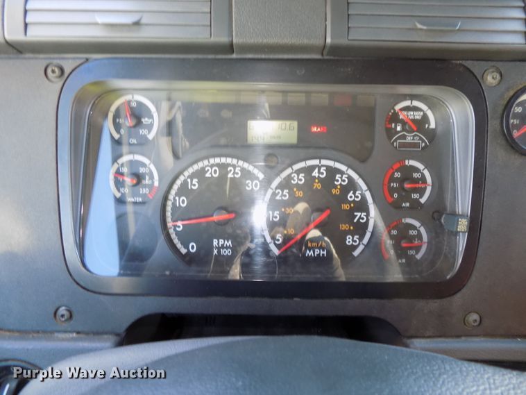 image for item DG2501 2013 Freightliner Cascadia semi truck