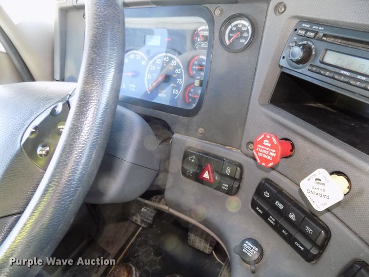 image for item DG2501 2013 Freightliner Cascadia semi truck