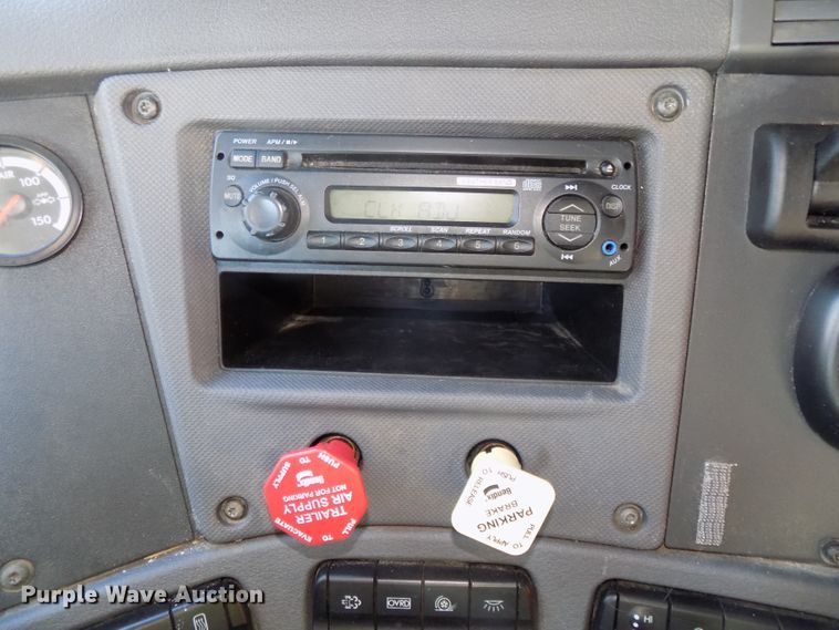 image for item DG2501 2013 Freightliner Cascadia semi truck