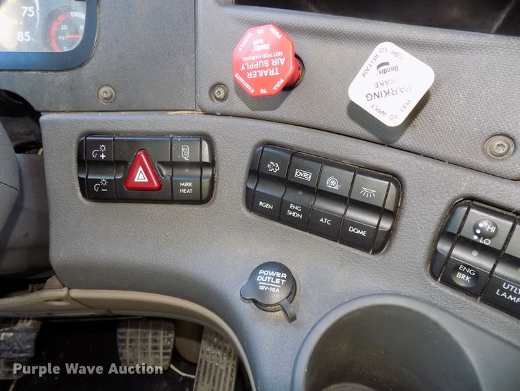 image for item DG2501 2013 Freightliner Cascadia semi truck