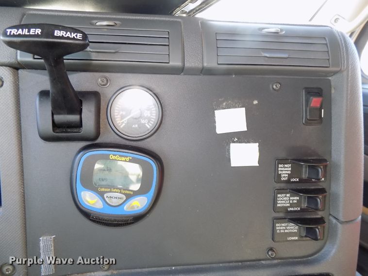 image for item DG2501 2013 Freightliner Cascadia semi truck