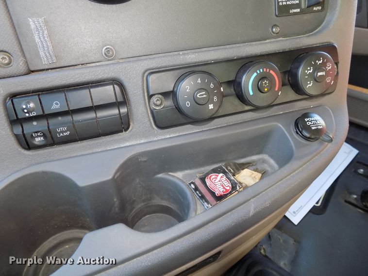 image for item DG2501 2013 Freightliner Cascadia semi truck