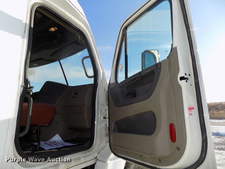 image for item DG2501 2013 Freightliner Cascadia semi truck