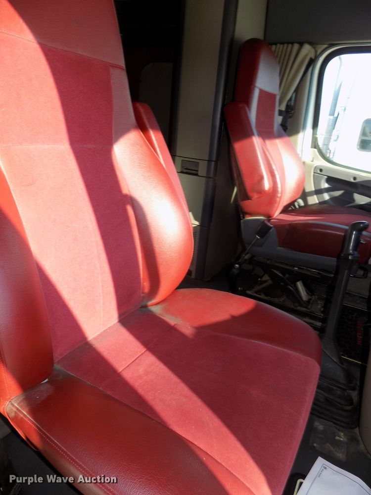 image for item DG2501 2013 Freightliner Cascadia semi truck