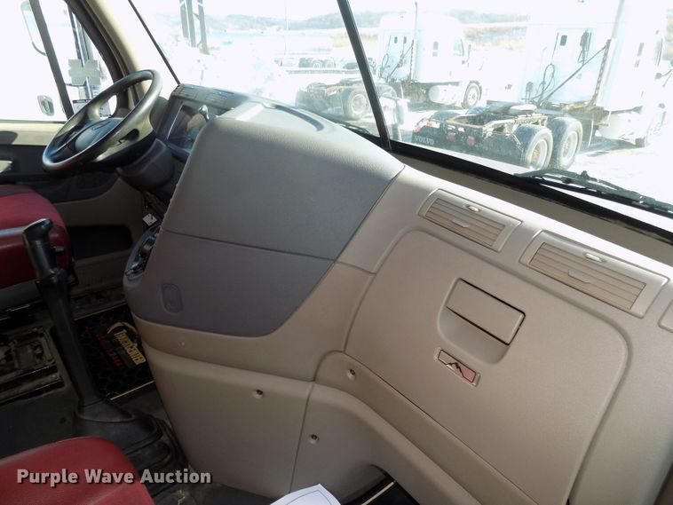 image for item DG2501 2013 Freightliner Cascadia semi truck