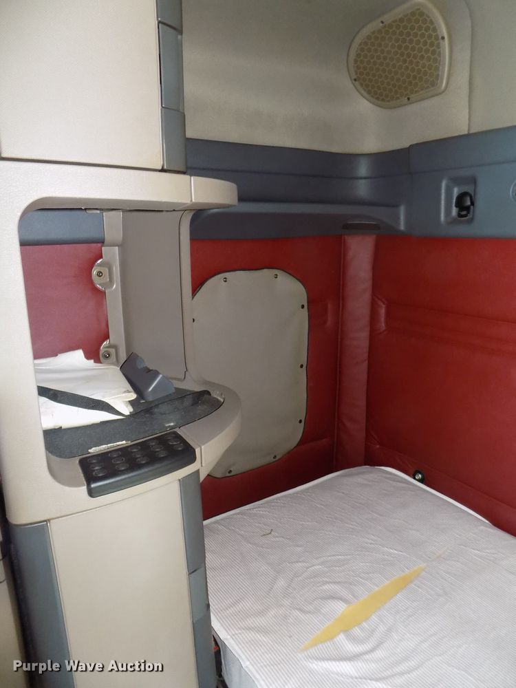 image for item DG2501 2013 Freightliner Cascadia semi truck