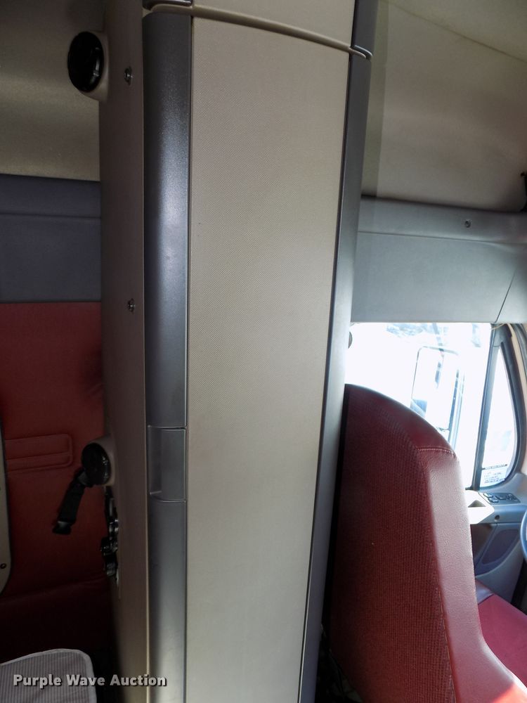 image for item DG2501 2013 Freightliner Cascadia semi truck