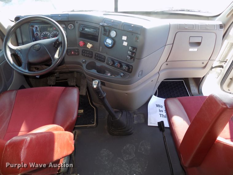 image for item DG2501 2013 Freightliner Cascadia semi truck