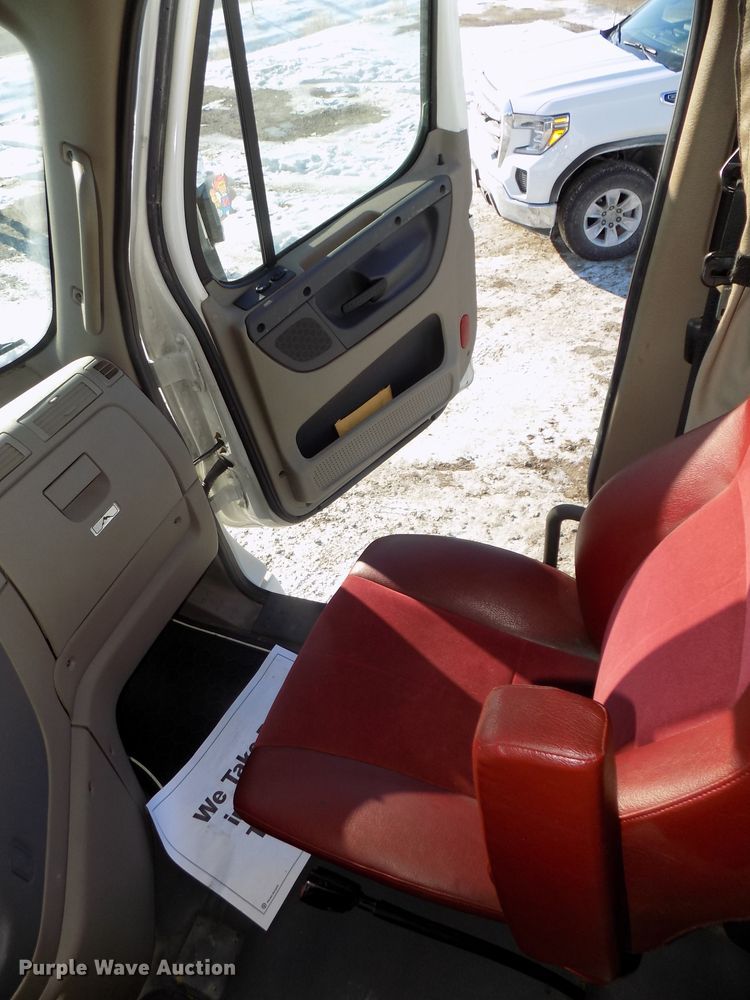 image for item DG2501 2013 Freightliner Cascadia semi truck