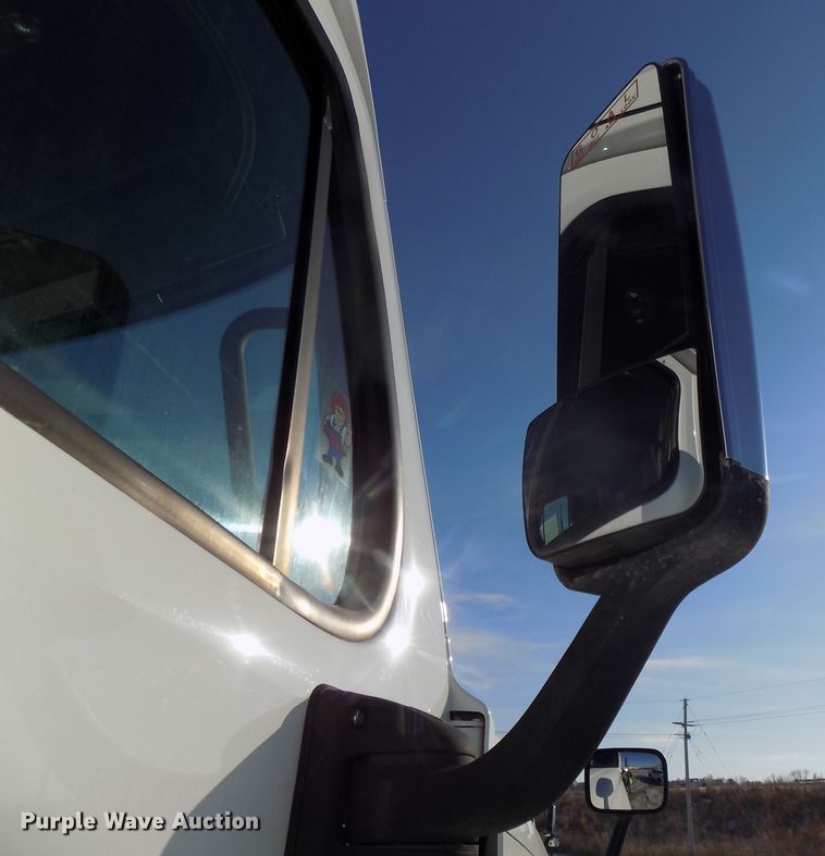 image for item DG2501 2013 Freightliner Cascadia semi truck