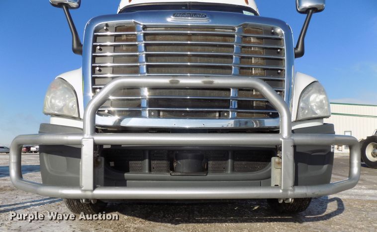 image for item DG2501 2013 Freightliner Cascadia semi truck