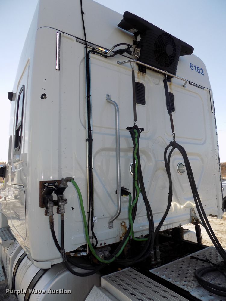 image for item DG2501 2013 Freightliner Cascadia semi truck