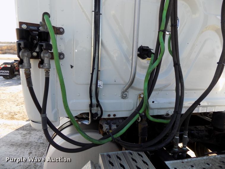 image for item DG2501 2013 Freightliner Cascadia semi truck