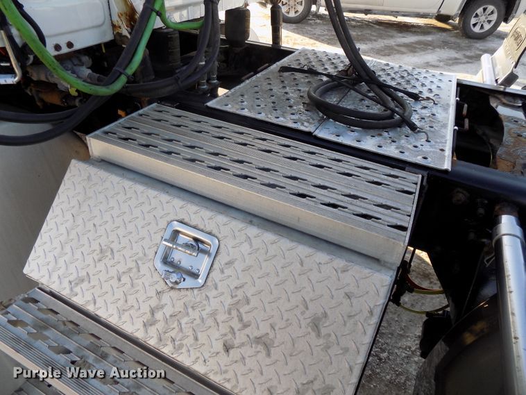 image for item DG2501 2013 Freightliner Cascadia semi truck