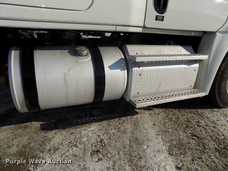 image for item DG2501 2013 Freightliner Cascadia semi truck