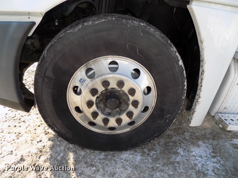 image for item DG2501 2013 Freightliner Cascadia semi truck