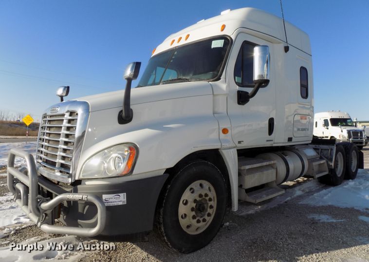 image for item DG2502 2010 Freightliner Cascadia semi truck