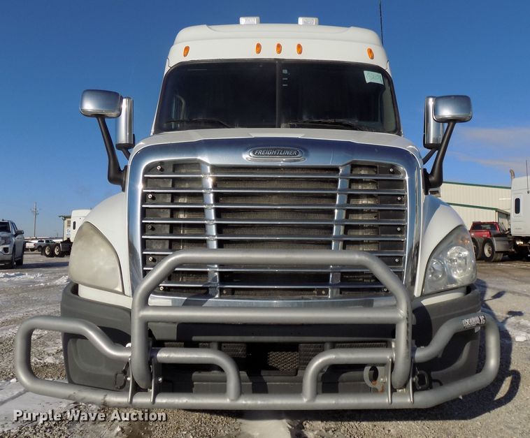image for item DG2502 2010 Freightliner Cascadia semi truck