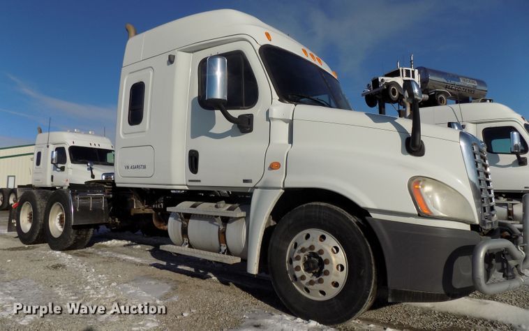 image for item DG2502 2010 Freightliner Cascadia semi truck