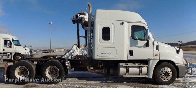 image for item DG2502 2010 Freightliner Cascadia semi truck