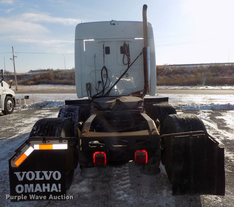 image for item DG2502 2010 Freightliner Cascadia semi truck