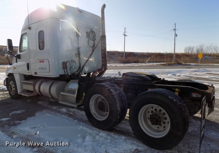 image for item DG2502 2010 Freightliner Cascadia semi truck