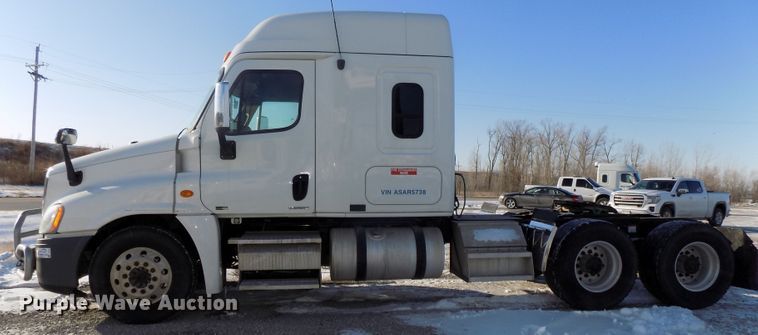 image for item DG2502 2010 Freightliner Cascadia semi truck