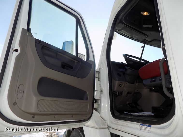 image for item DG2502 2010 Freightliner Cascadia semi truck