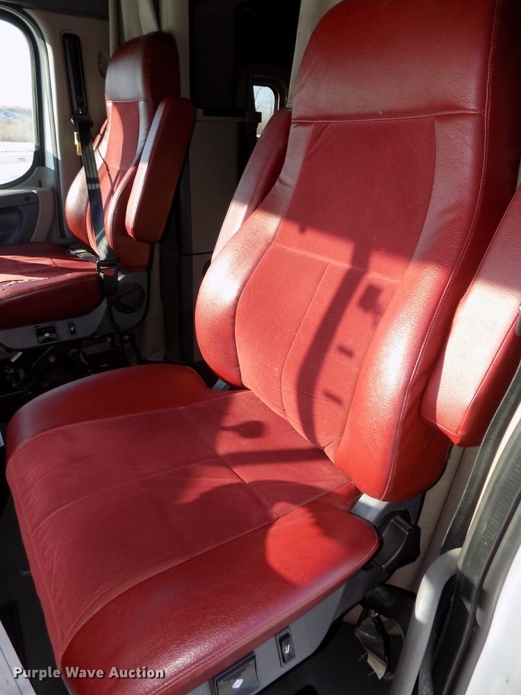 image for item DG2502 2010 Freightliner Cascadia semi truck