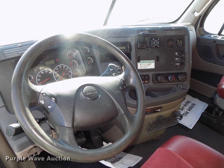 image for item DG2502 2010 Freightliner Cascadia semi truck