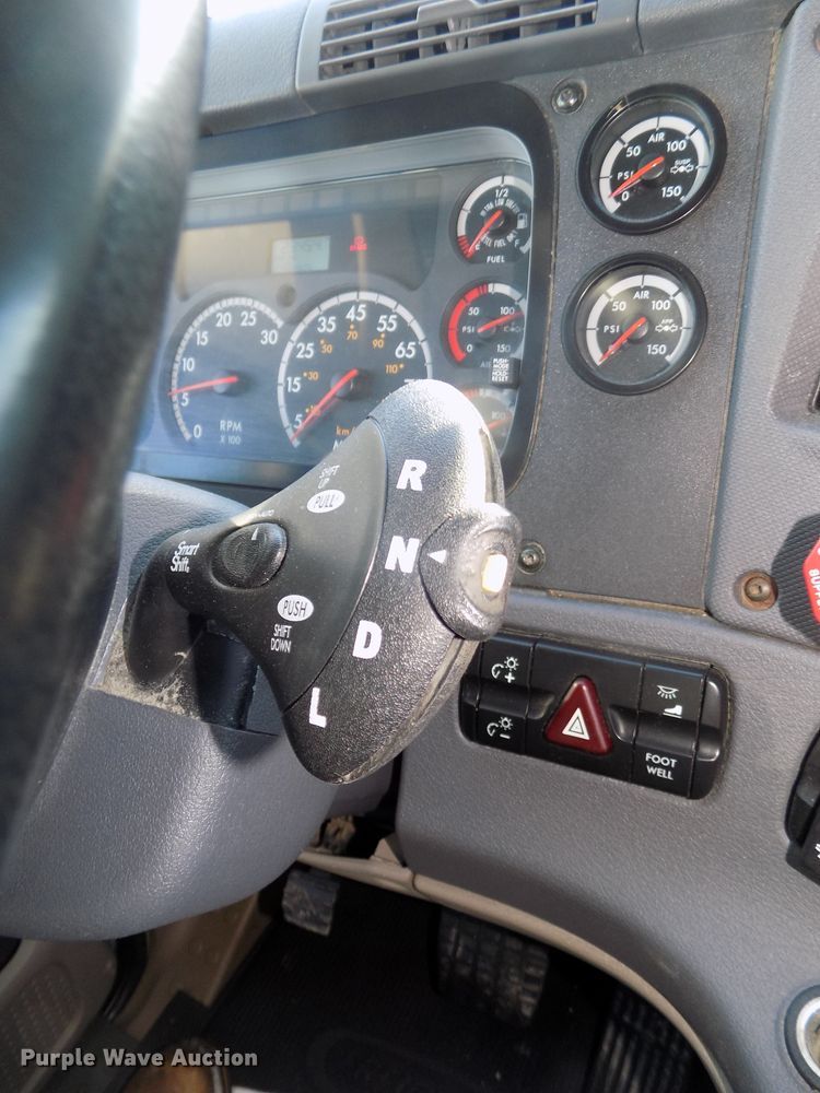 image for item DG2502 2010 Freightliner Cascadia semi truck