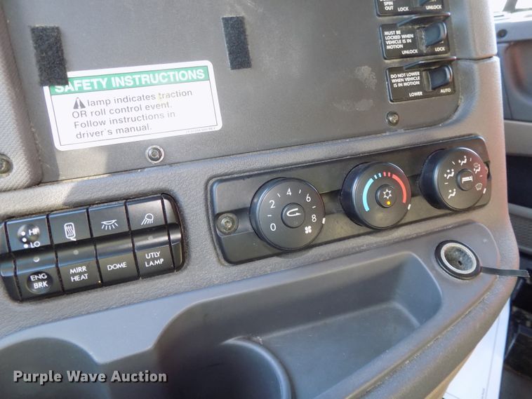 image for item DG2502 2010 Freightliner Cascadia semi truck