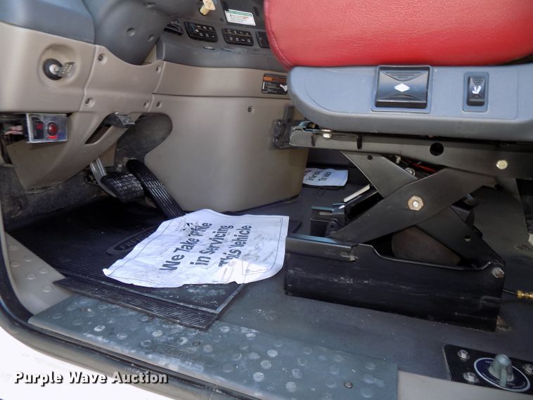 image for item DG2502 2010 Freightliner Cascadia semi truck