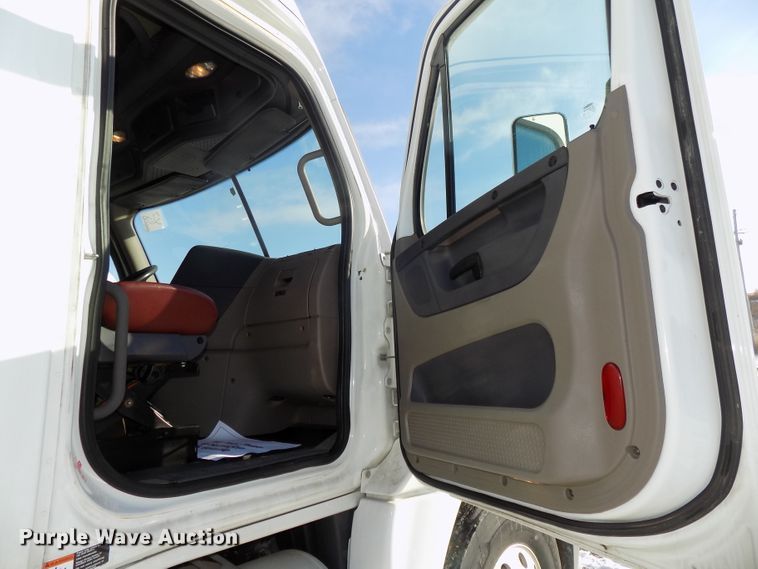 image for item DG2502 2010 Freightliner Cascadia semi truck