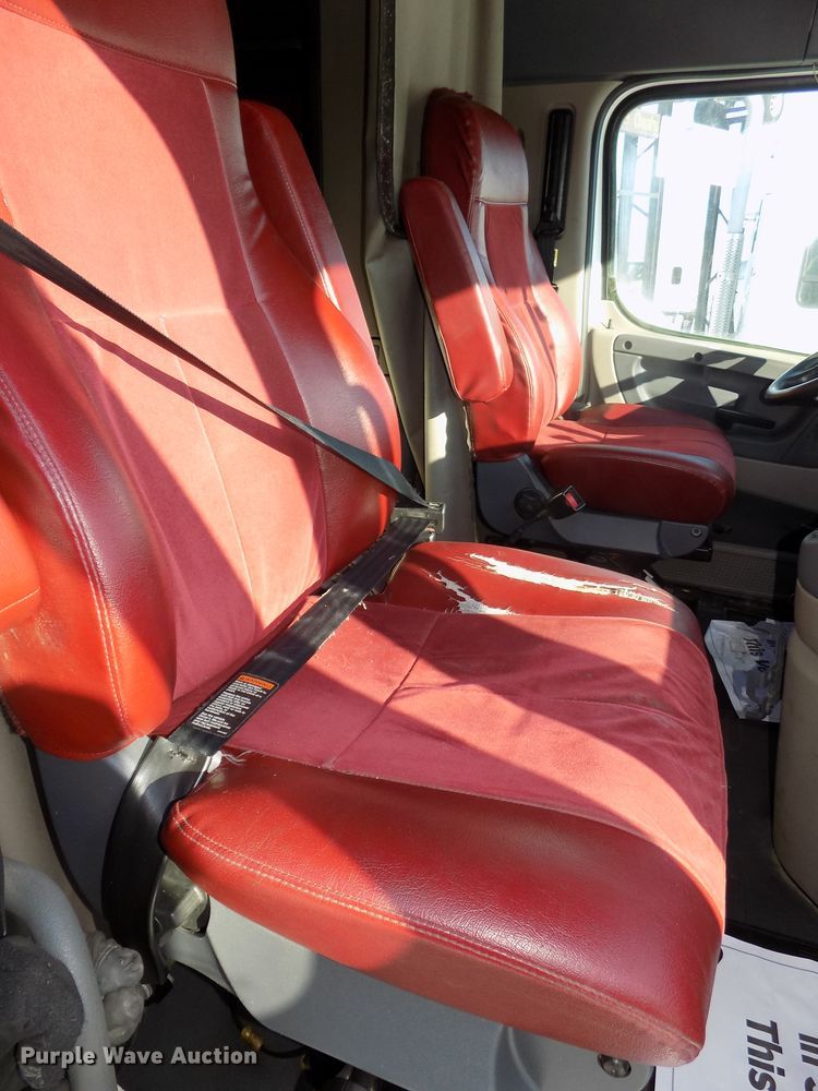 image for item DG2502 2010 Freightliner Cascadia semi truck