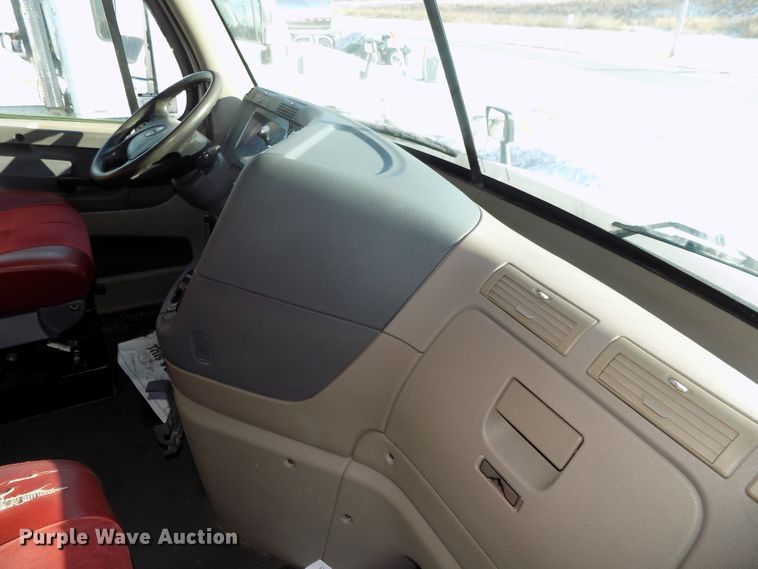 image for item DG2502 2010 Freightliner Cascadia semi truck