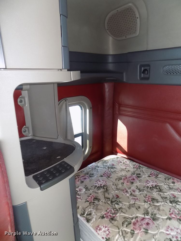 image for item DG2502 2010 Freightliner Cascadia semi truck