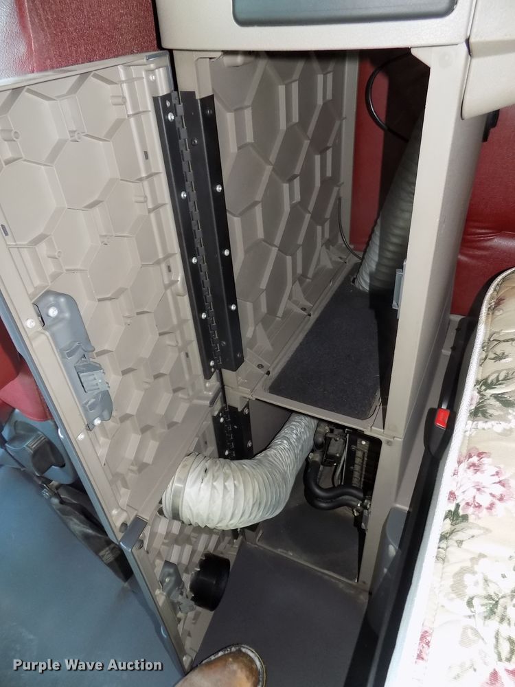 image for item DG2502 2010 Freightliner Cascadia semi truck