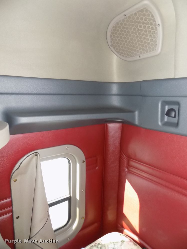 image for item DG2502 2010 Freightliner Cascadia semi truck