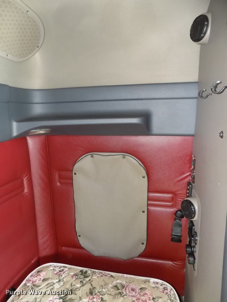 image for item DG2502 2010 Freightliner Cascadia semi truck