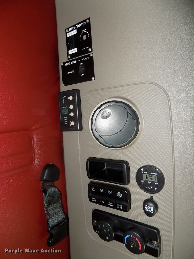 image for item DG2502 2010 Freightliner Cascadia semi truck