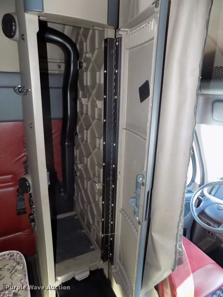 image for item DG2502 2010 Freightliner Cascadia semi truck