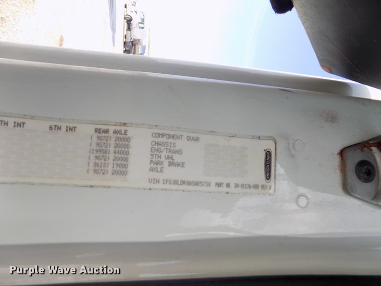 image for item DG2502 2010 Freightliner Cascadia semi truck