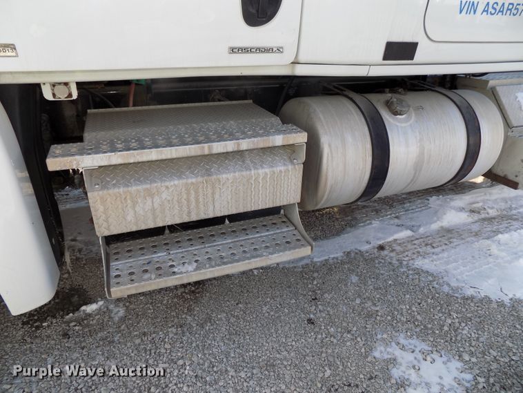 image for item DG2502 2010 Freightliner Cascadia semi truck