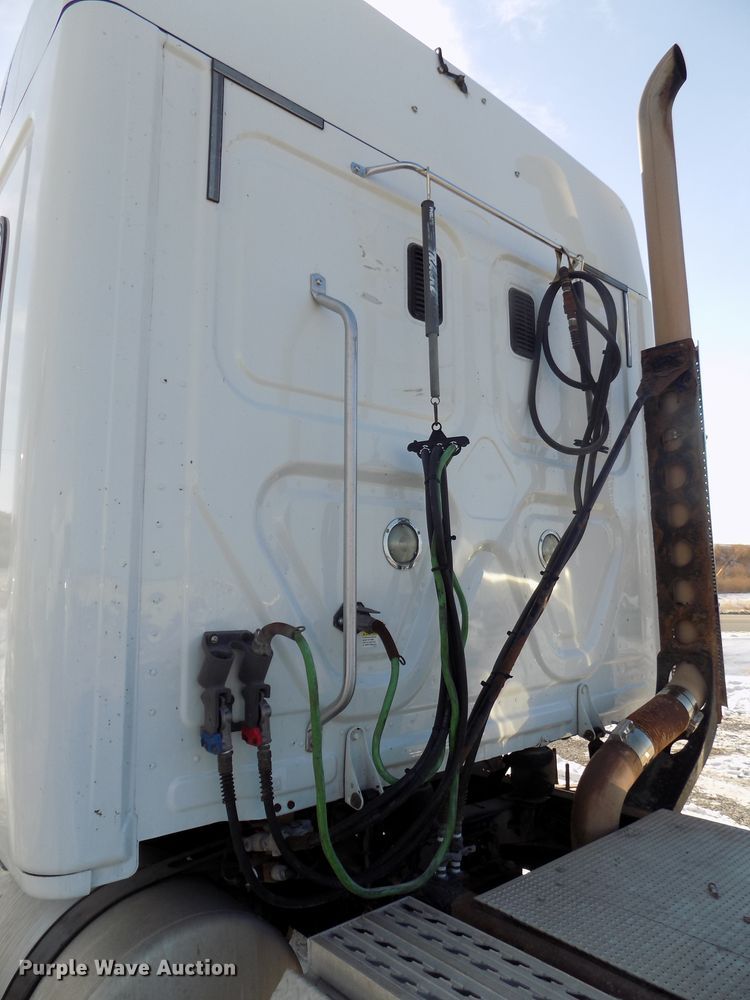 image for item DG2502 2010 Freightliner Cascadia semi truck