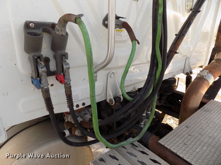 image for item DG2502 2010 Freightliner Cascadia semi truck