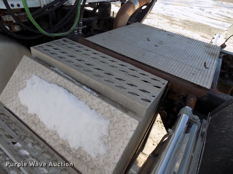 image for item DG2502 2010 Freightliner Cascadia semi truck